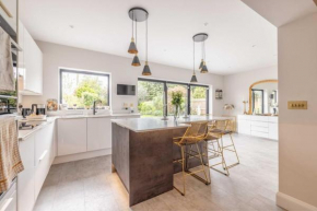 Windsor Charm : Spacious 3-Bed, Parking & Garden